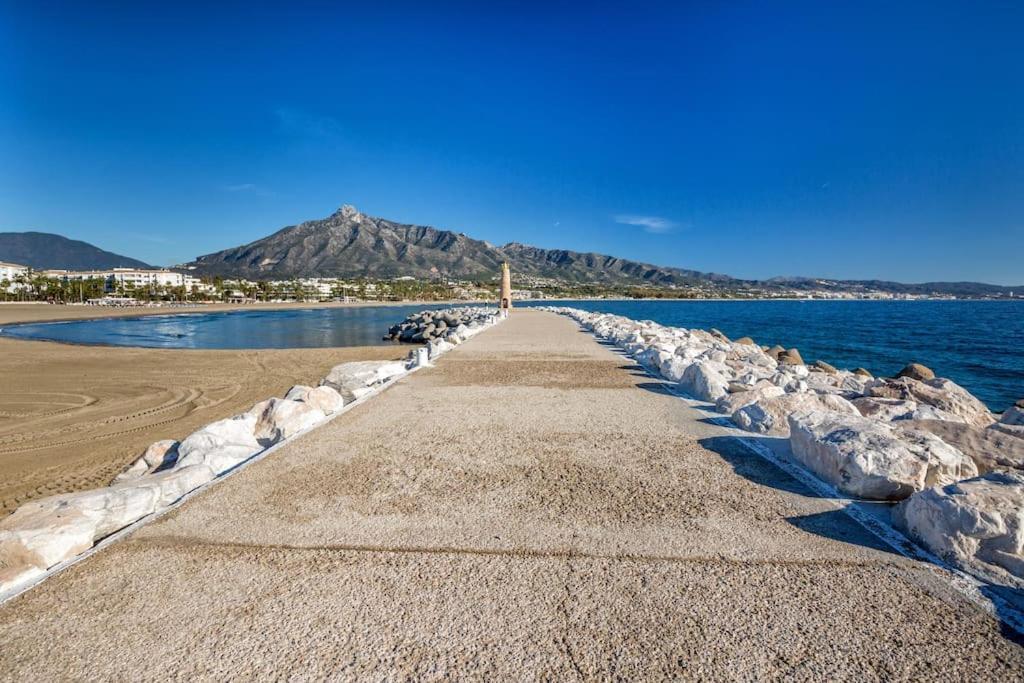 Apartment With Sea Views In Puerto Banus
